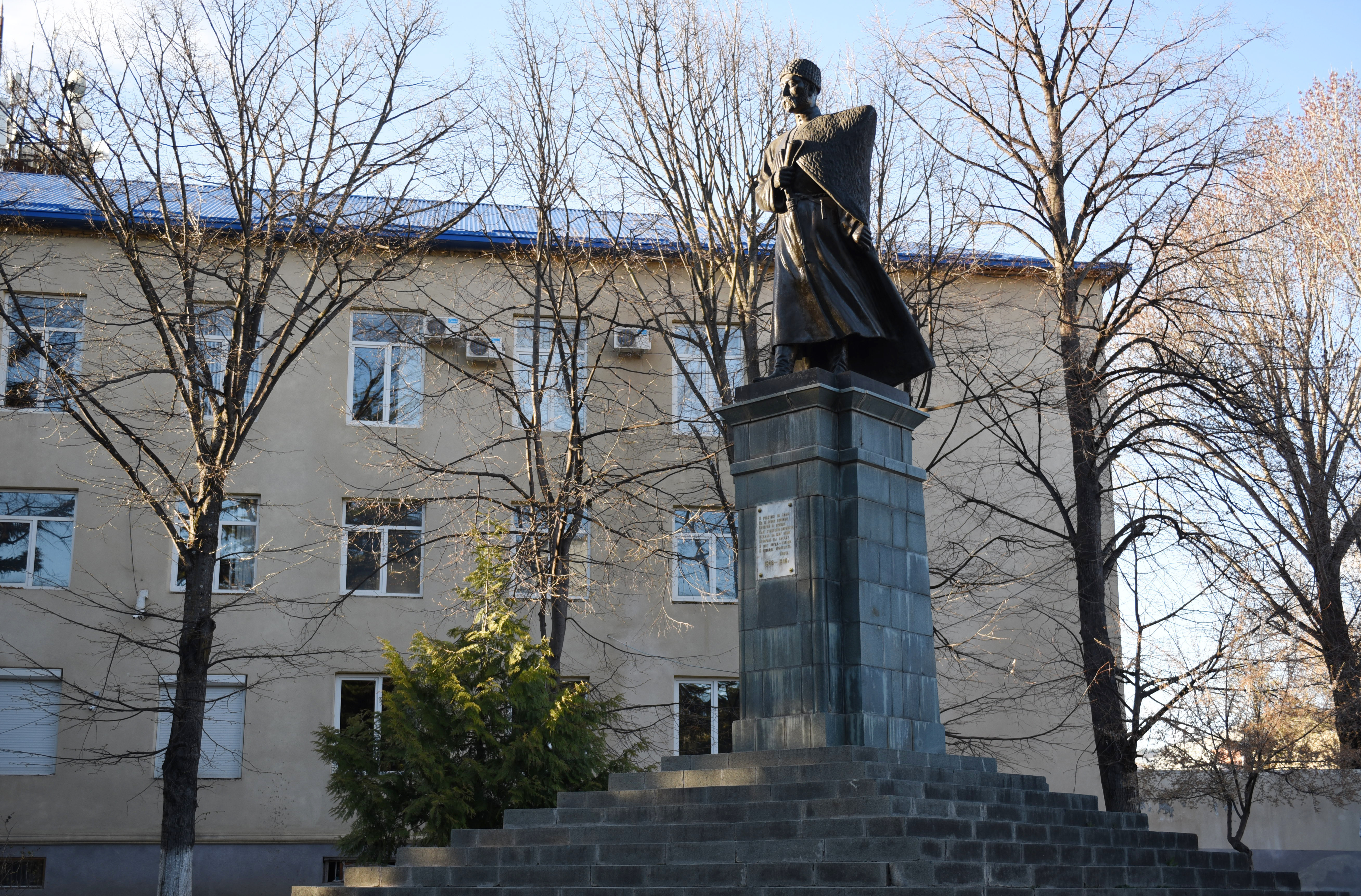 Памятник Коста Хетагурова в Цхинвале Памятник Коста Хетагурова в Цхинвале