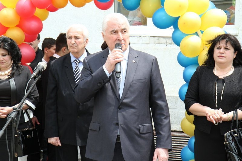 Л.Тибилов поздравил выпускников Л.Тибилов поздравил выпускников