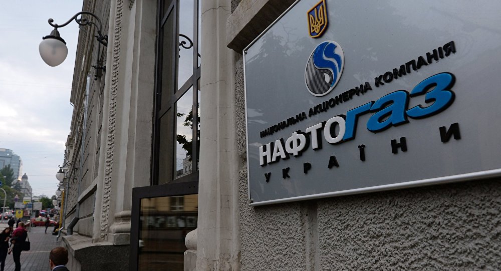Вывеска НАК'Нафтогаз Украины на административном здании в Киеве