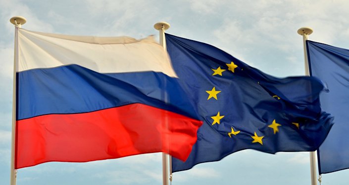 Флаги России, ЕС, Франции и герб Ниццы на набережной Ниццы Флаги России, ЕС, Франции и герб Ниццы на набережной Ниццы