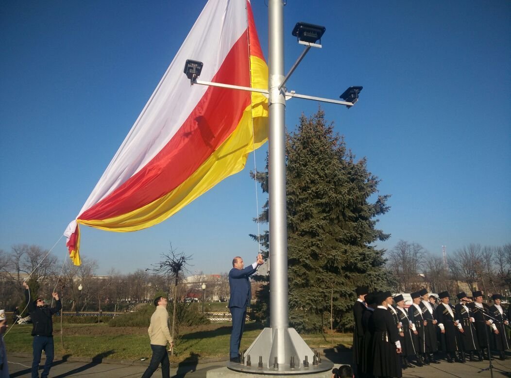 Поднятие флага во Владикавказе Поднятие флага во Владикавказе