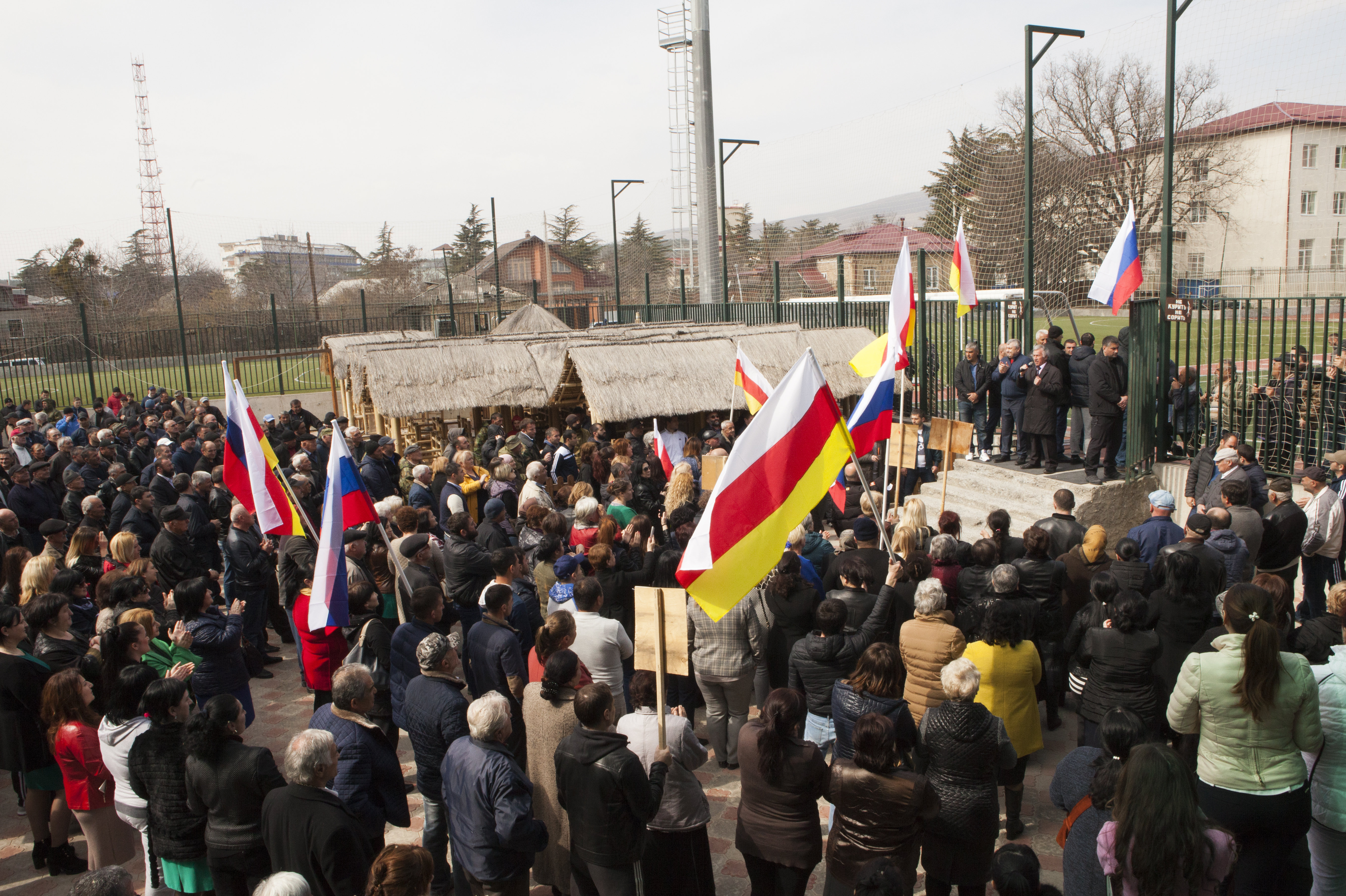 Сторонники экс-президента Эдуарда Кокойты собрались на митинг Сторонники экс-президента Эдуарда Кокойты собрались на митинг