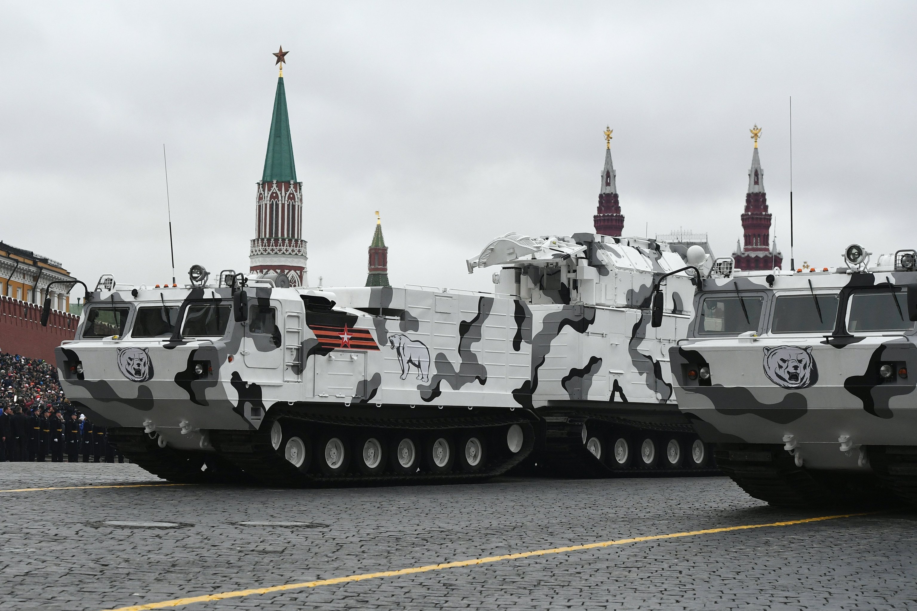 Зенитно-ракетный комплекс Тор М2 на базе вездехода ДТ-30 на военном параде на Красной площади Зенитно-ракетный комплекс Тор М2 на базе вездехода ДТ-30 на военном параде на Красной площади