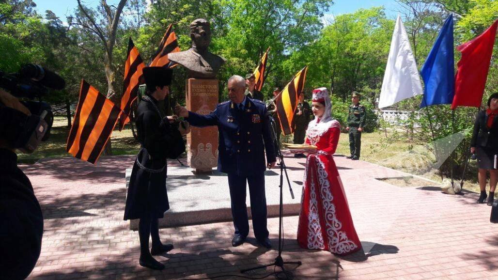 Открытие памятника герою Советского Союза Хаджи-Умару Мамсурову в Керчи Открытие памятника герою Советского Союза Хаджи-Умару Мамсурову в Керчи