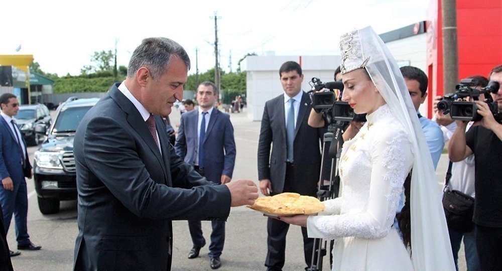 Виталий Габния встретил делегацию Южной Осетии на границе Виталий Габния встретил делегацию Южной Осетии на границе