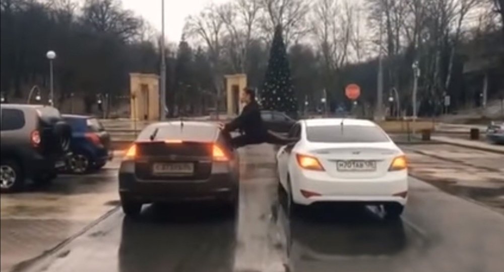 Гражданин Воронежа повторил шпагат Ван Дамма между машинами Гражданин Воронежа повторил шпагат Ван Дамма между машинами