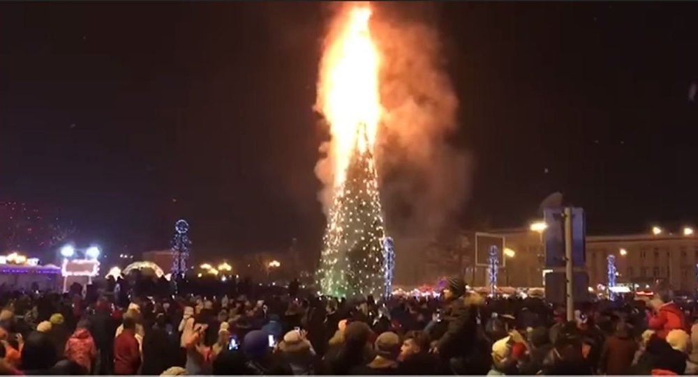 В Южно-Сахалинске в новогоднюю ночь сгорела главная елка В Южно-Сахалинске в новогоднюю ночь сгорела главная елка