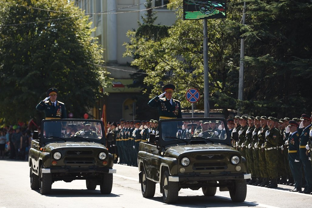 Военный парад в Цхинвале к Дню республики Военный парад в Цхинвале к Дню республики