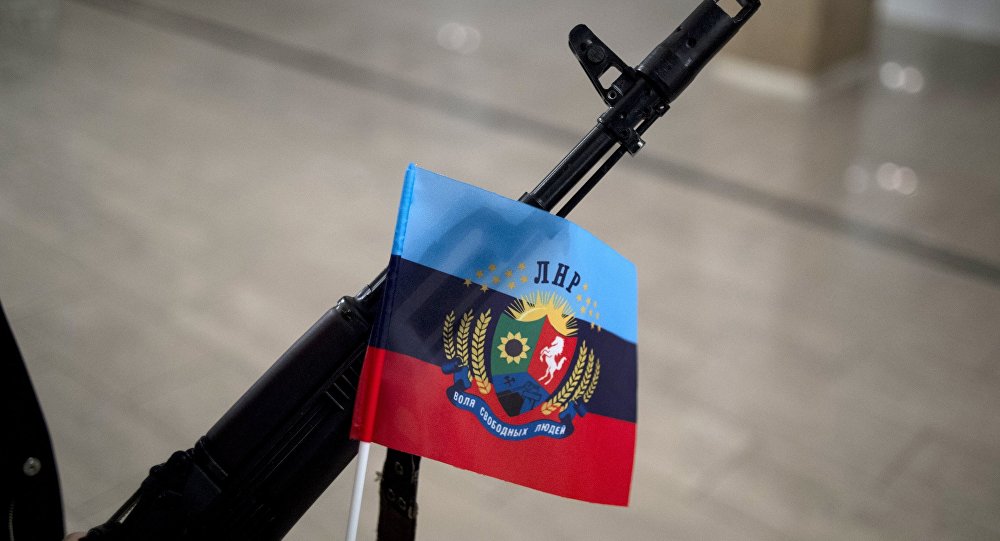 Центр Луганска захватили неизвестные вооруженные люди