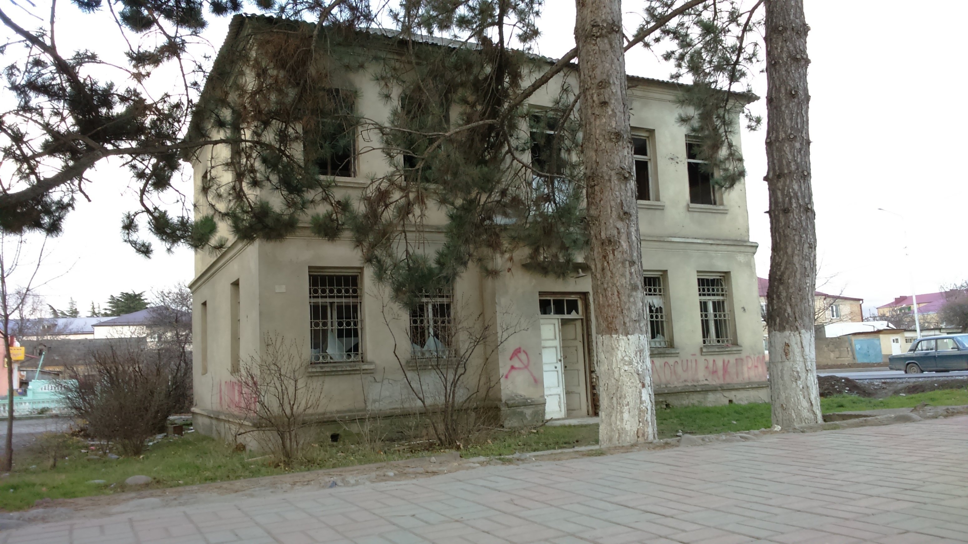 Здание в центре Цхинвала. Здание в центре Цхинвала.