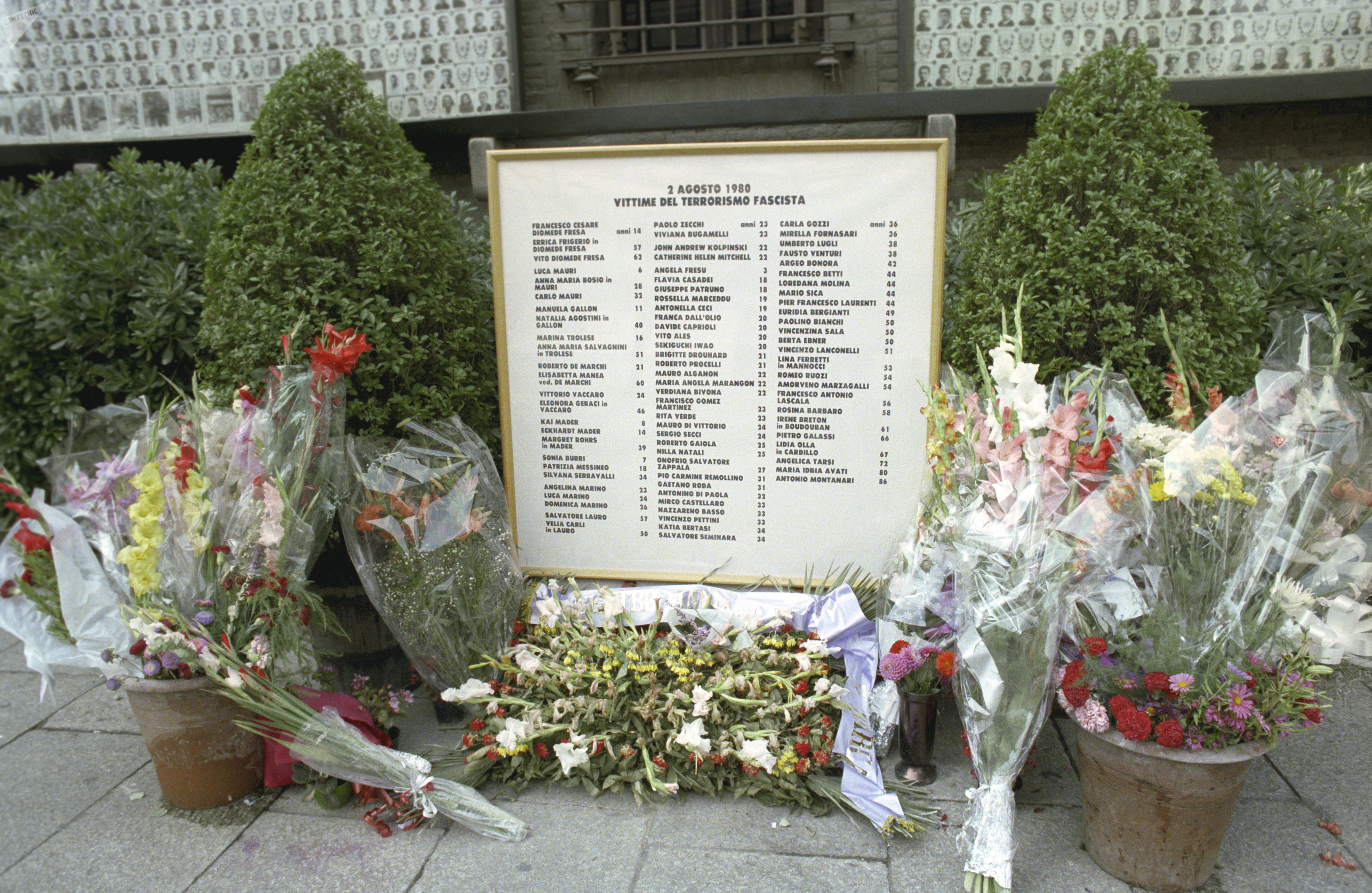 Мемориальная доска в память о жертвах теракта 2 августа 1980 года в Риме Мемориальная доска в память о жертвах теракта 2 августа 1980 года в Риме