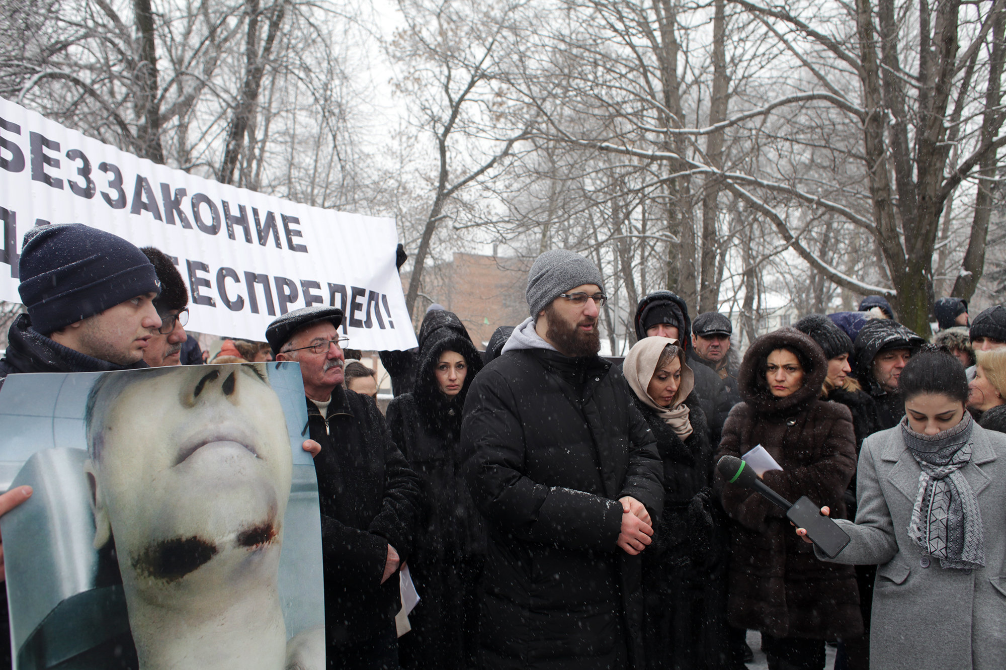Блогер Алик Пухаев (в центре) Блогер Алик Пухаев (в центре)