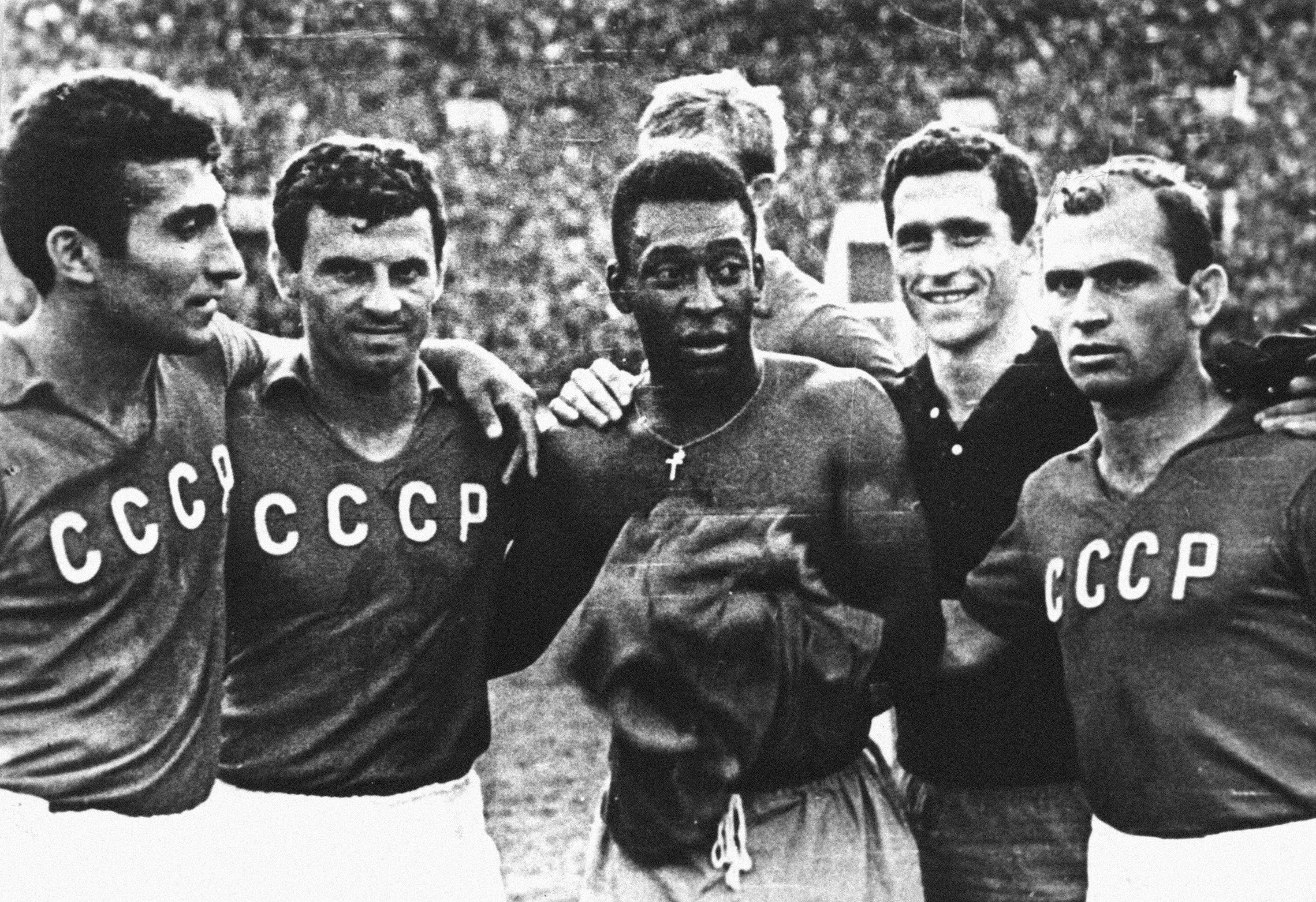 Пеле и советские футболисты: нападающий Михаил Шалвович Месхи (справа) и полузащитник Георгий Сичинава (второй справа). Фото из коллекции Нино Мелия. Пеле и советские футболисты: нападающий Михаил Шалвович Месхи (справа) и полузащитник Георгий Сичинава (второй справа). Фото из коллекции Нино Мелия.