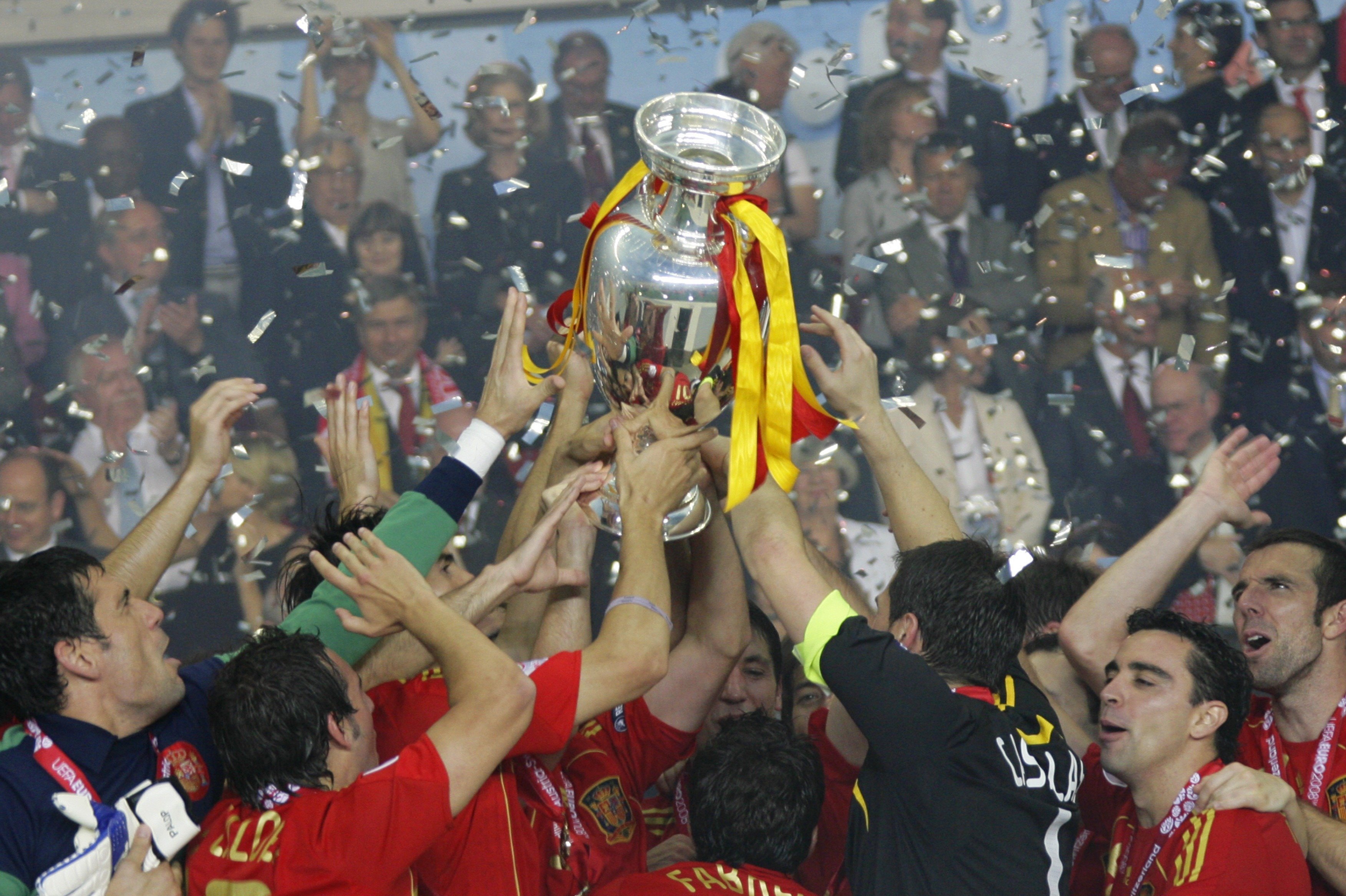 Сборная Испании – чемпион Европы. Финальный матч первенства Старого Света 2008 года закончился победой сборной Испании над национальной командой Германии со счетом 1:0. Сборная Испании – чемпион Европы. Финальный матч первенства Старого Света 2008 года закончился победой сборной Испании над национальной командой Германии со счетом 1:0.